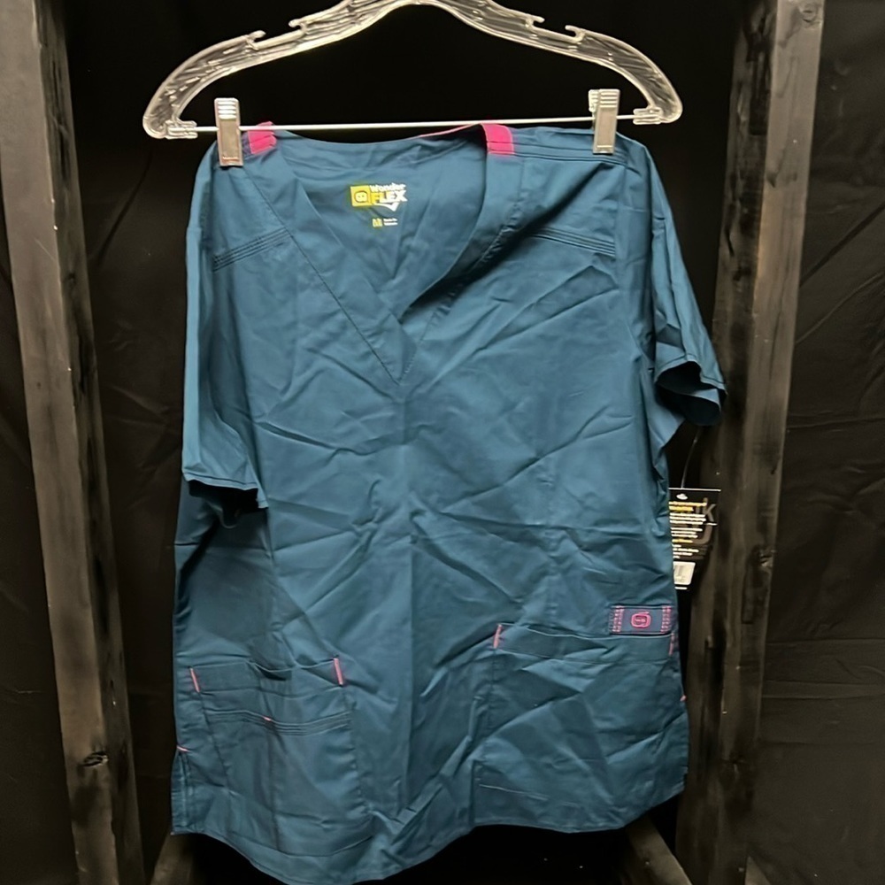 Wonder Flex scrub top Medium. NWT